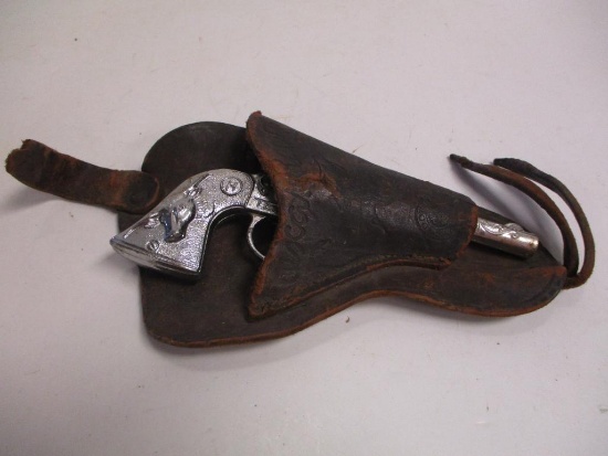 VINTAGE CHILDS HOLSTER AND TOY GUN SET