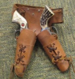 VINTAGE CHILDS HOLSTER AND CAP GUN SET