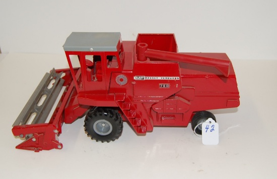 ERTL MASSEY FERGUSON 760 COMBINE