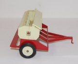 ERTL INTERNATIONAL GRAIN DRILL 1/16