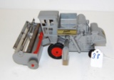 ERTL GLEANER ALLIS CHALMERS COMBINE 1/32