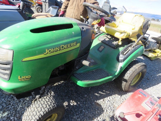 JD L100 Lawn Tractor