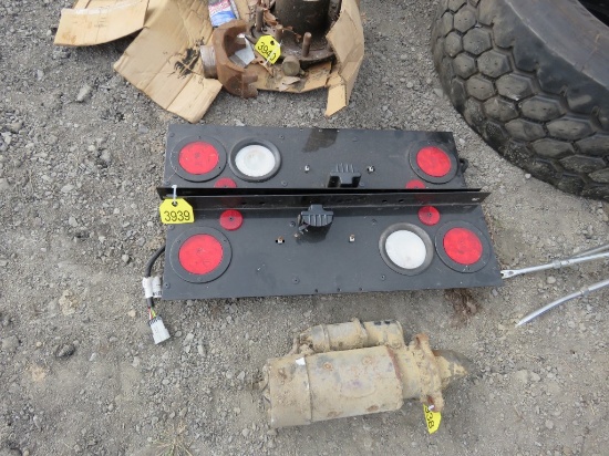 2 Rear Lights