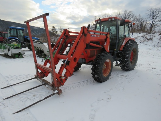 Kubota M-110 Tractor w/LA1601 Loader & Triple Bale Spear & 84inch Bucket