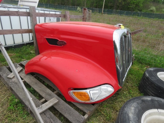 386 Peterbilt Hood w/Crack