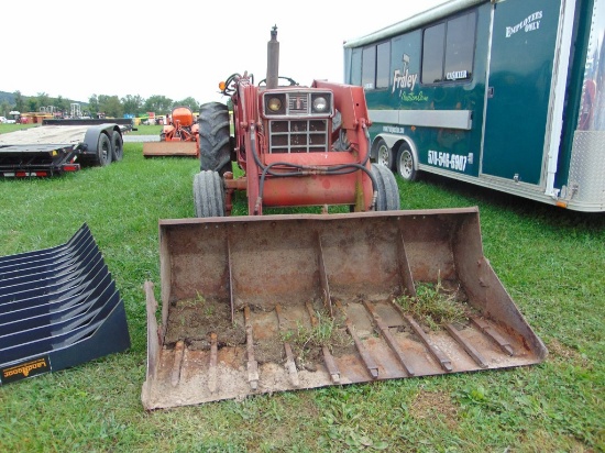 Int 484 Diesel Tractor w/2200 Loader