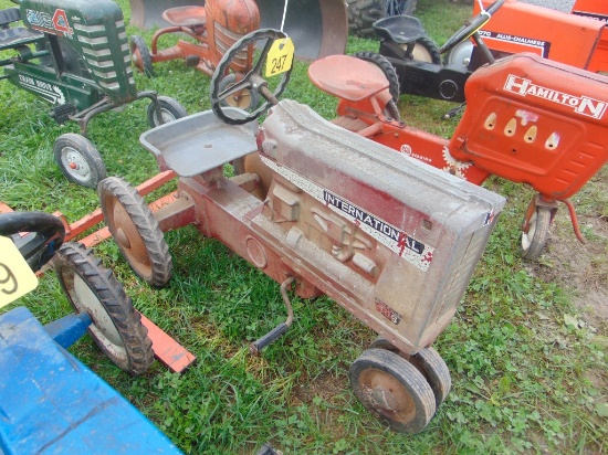 IH 856 Pedal Tractor