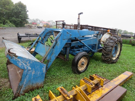 Ford 3000 Tractor w/Loader & Tire Chains