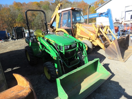 JD 2032R Compact Tractor w/220R Loader