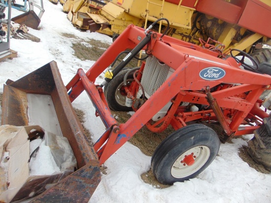 Ford 2000 Tractor w/Loader