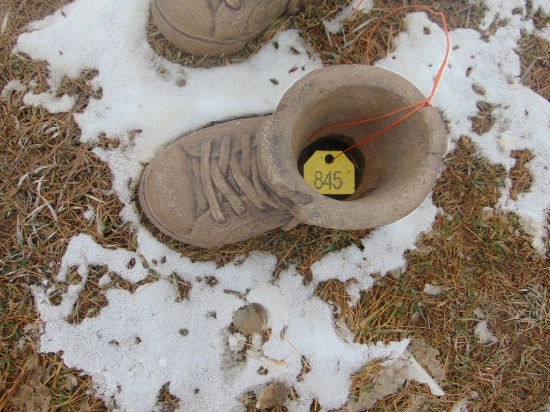 Concrete shoe flowerpot