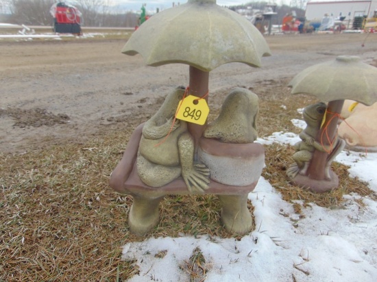 Concrete 2 frogs with umbrella