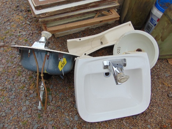 3 Sinks & a Pedistool