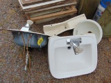 3 Sinks & a Pedistool