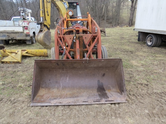 Ford 601 Tractor w/Loader