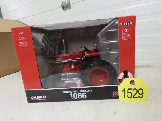 NIB 1/16 Ertle Prestige Collection IH 1066 Tractor