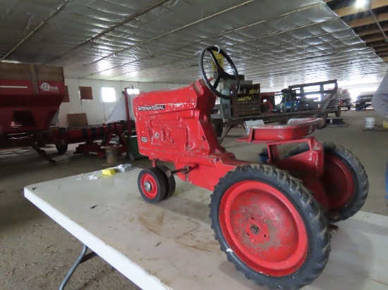 IH Farmall 1026 NFE Pedal Tractor