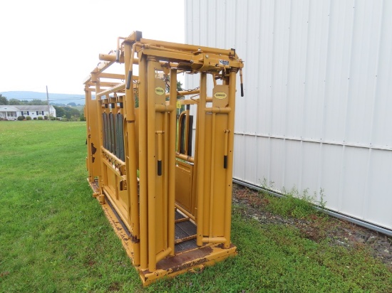 Sioux Squeeze Chute w/Vet Box