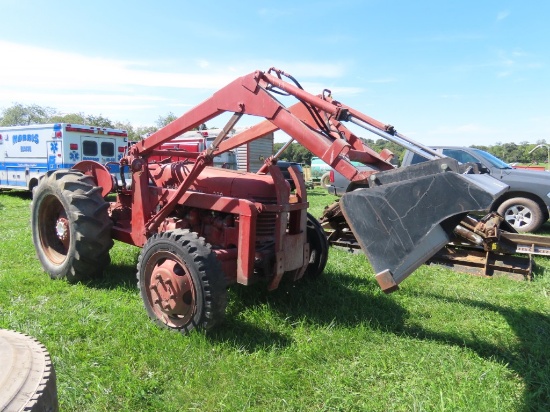 IH 300 Tractor w/Loader
