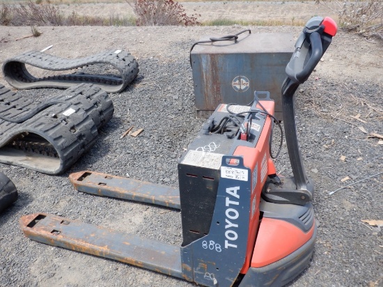 Toyota 8HBW23 Pallet Jack,