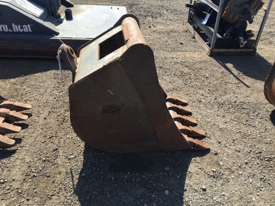 24in Bucket w/Wain Roy Coupler,