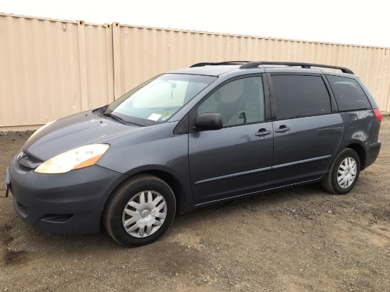 2008 Toyota Sienna LE Mini Van,