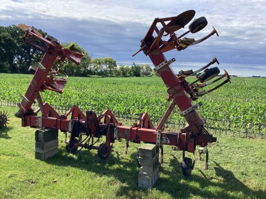 IH 133, 8-30" Cultivator