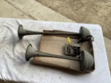 Dual Horn