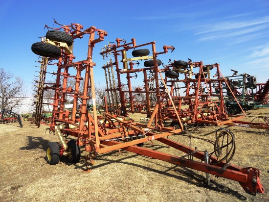 Krause Model 4231 Field Conditioner w/Hyd. Hitch