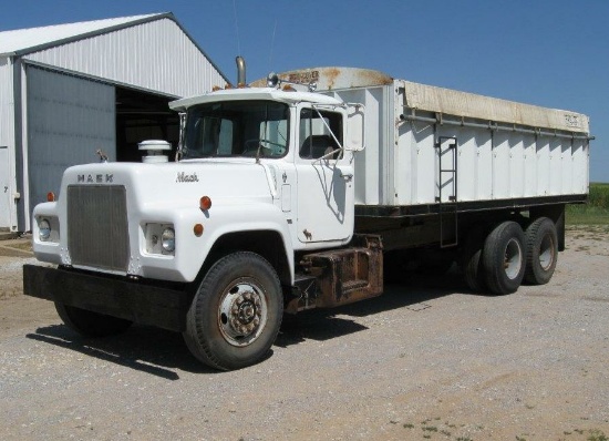 1971 Mack R 600 Maxidyne Twin Screw With 20’ Mabar Bed & Good 10.00 R 20 Tires