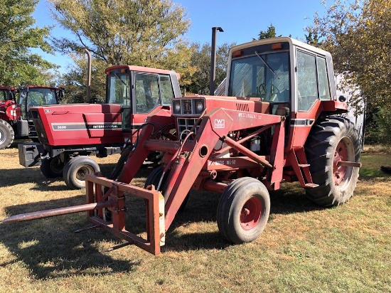 1980 IHC 986 Tractor w/Loader & Bale Spear and Bucket 8817 Hrs.
