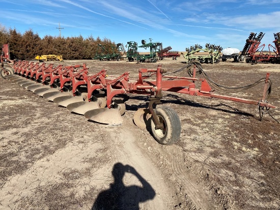 IH 800 12-Bottom Plow