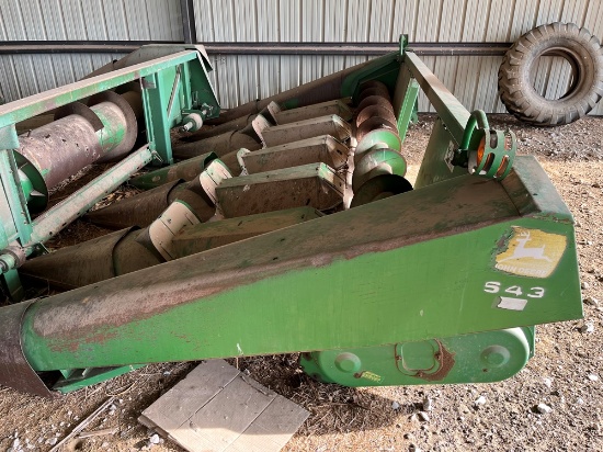 JD 643 Corn Head