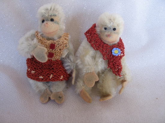 Two Steiff 1947-53 US Zone white mohair chimpanzee 4" (10cm). One has US Zo