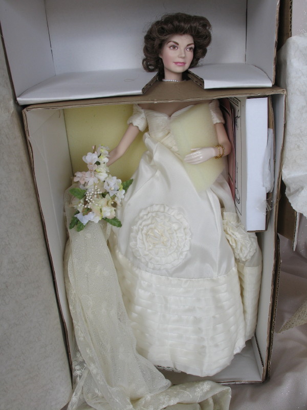 Boxed Franklin Mint Jacqueline Kennedy Wedding 41cm Porcelain Doll