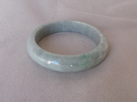 Beautiful Jade Bracelet approx 62mm inner diameter, 80 grams weight, gorgeo