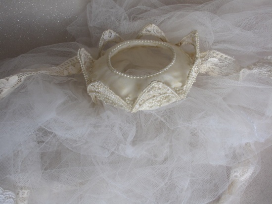 Excellent 1950-60s Wedding headpiece. Lace and pearl crown headpiece with r