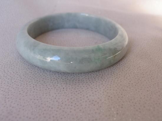 Beautiful Jade Bracelet approx 62mm inner diameter, 80 grams weight, gorgeo