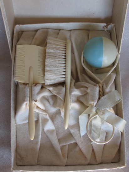 Boxed vintage Fifth Avenue ladies dual brush and comb set. Vintage boxed ex