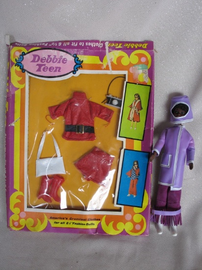 Vintage 70s HK Debbie Teen:- 17cm brown Debbie in original mauve Mod outfit