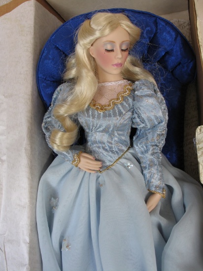 Boxed Franklin Mint Sleeping Beauty 1988 porcelain doll 18" (46cm). Comes w