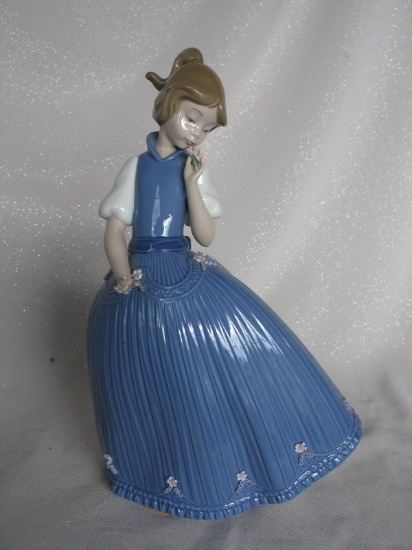 Vintage 'Lladro Daisa' 1981 Girl figurine 28cm in a blue flowing gown, regl