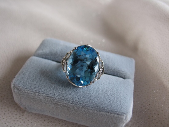 Ladies Topaz dress ring 10K white Gold, stamped 10K. Swiss Blue Topaz 15.27