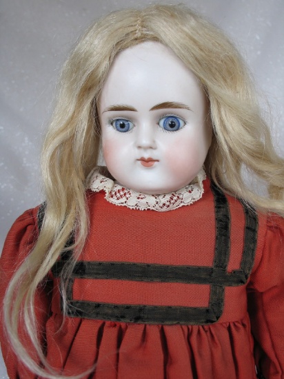 Pale bisque Alt, Beck & Gottschalk 679 child. Turned shoulder head with dom