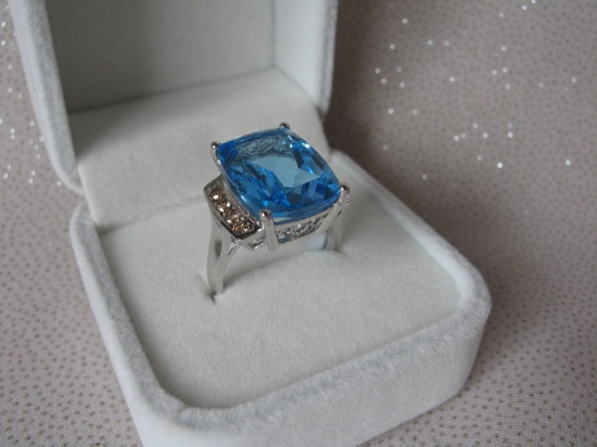 Ladies 10K White Gold Topaz & Diamond dress ring stamped 10K. Swiss Blue To