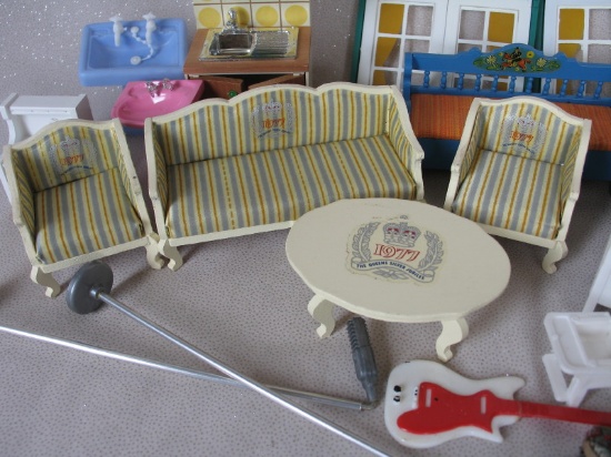 Collection of Dollshouse furniture and accessories 1950-70s include. 1977 Q