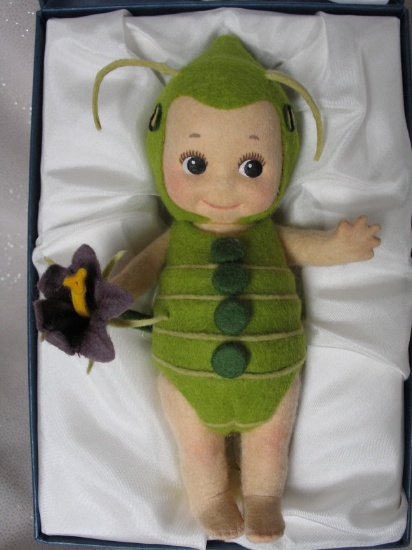 MIB R. John Wright 'Caper" 2001 Kewpie LE214/250. All original green felt b
