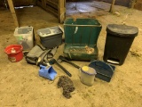 HORSEFEEDER AND SUPPLIES