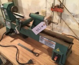 GRIZZLY MODEL H8259 10IN X 18IN BENCHTOP LATHE, 88 WOOD BITS BRACKET AND CONTENTS