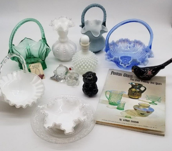 COLLECTIBLE GLASSWARE LOT WITH FENTON BOOK